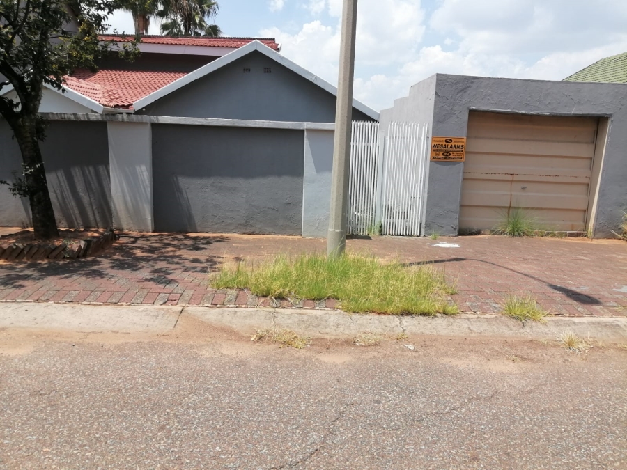 6 Bedroom Property for Sale in Geelhoutpark North West